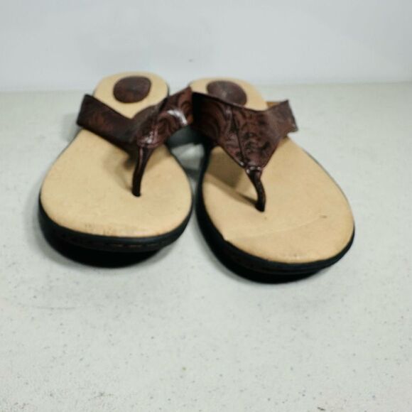 BOC Born Brown Embossed Faux Leather Sandals Flip Flops Womens Size 9 - Picture 3 of 7